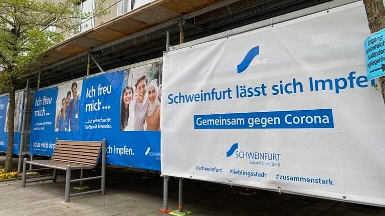 Werbung für das Impfen gegen das Corona-Virus macht die Stadt unter anderem am Rathaus.