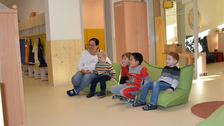 Der neue Kindergarten in Karbach: Der selbsternannte &quot;Marktplatz&quot; mit dem Häuschen für Kasperletheater ist ein beliebter Treffpunkt für die Kinder.