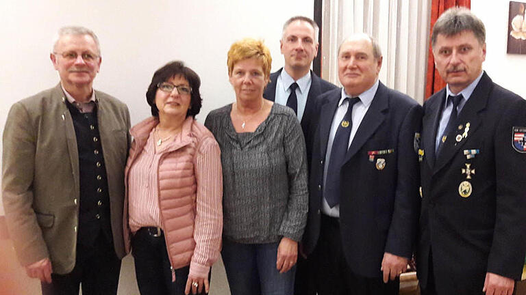 Das Vorstandsteam (von links) Schriftführerin Heidi Schmid, stellvertretende Vorsitzende Michaela Hofmann, Kassenwart Volker Rommel, Vorsitzender Herbert Schmid, es gratulierten Bürgermeister Gotthard Schlereth (links) und Kreisvorsitzende Klaus Lutz (rechts).  Foto: Herbert Schmid       -  Das Vorstandsteam (von links) Schriftführerin Heidi Schmid, stellvertretende Vorsitzende Michaela Hofmann, Kassenwart Volker Rommel, Vorsitzender Herbert Schmid, es gratulierten Bürgermeister Gotthard Schlereth (links) und Kreisvorsitzende Klaus Lutz (rechts).  Foto: Herbert Schmid
