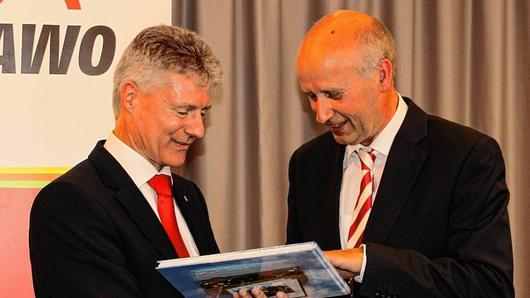 Als Gastgeschenk überreichte Knetzgaus Bürgermeister Stefan Paulus (rechts) einen Bildband mit Dokumentation der Baugeschichte unter anderem an Frank Kühnhauser von Erlbau. Als Gastgeschenk überreichte Knetzgaus Bürgermeister Stefan Paulus (rechts) einen Bildband mit Dokumentation der Baugeschichte unter anderem an Frank Kühnhauser von Erlbau.