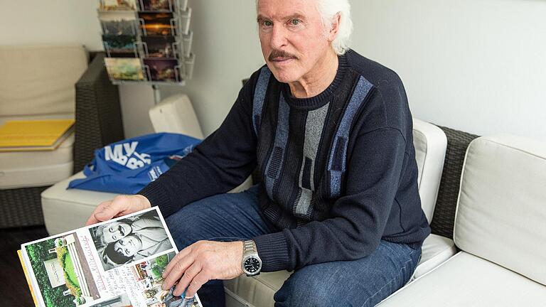 Thomas Paul mit einem seiner Fotobücher. Thomas Paul mit einem seiner Fotobücher. 