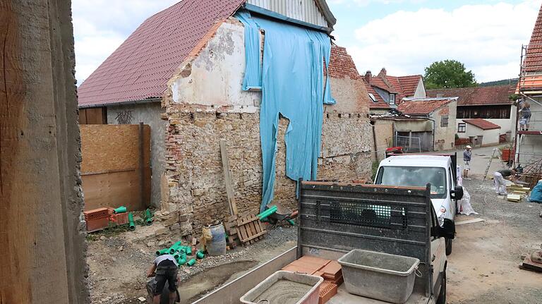 Für die Gestaltung des künftigen Innenhofs - hier vom Neubau aus gesehen - musste ein altes Gemäuer abgerissen werden. Für die Gestaltung des künftigen Innenhofs - hier vom Neubau aus gesehen - musste ein altes Gemäuer abgerissen werden.