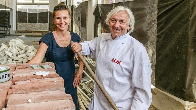 Hier packt der Meister selbst mit an : Bernhard Reiser und seine Frau Silia. Im September wird 'Der Reiser'&nbsp; eine neue Gastronomie in der ehemaligen Boutique Anna Iff am unteren Markt eröffenen.