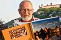 Stefan Pompetzki mit seinem Baltikum-Bildband vor der Festung in Würzburg.