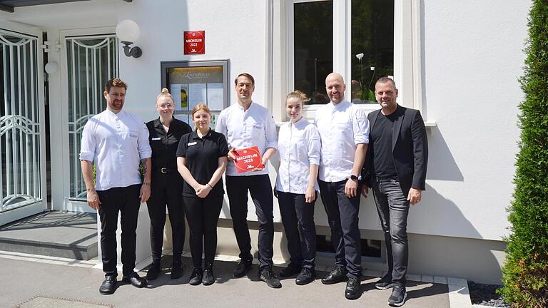 Gemeinsam hat sich das Team von Laudensacks Gourmet-Restaurant in Bad Kissingen die Michelin-Plakette erarbeitet.       -  Gemeinsam hat sich das Team von Laudensacks Gourmet-Restaurant in Bad Kissingen die Michelin-Plakette erarbeitet.