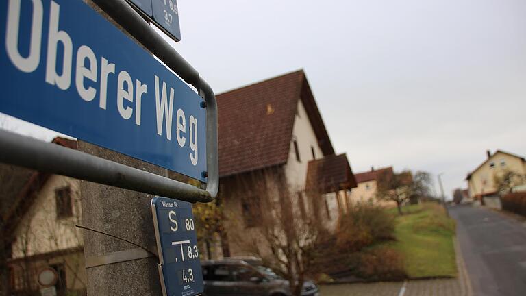 Neben dem Wohnhaus sollen   mindestens sechs neue Bauplätze entstehen. Dazu muss vorher die Straße saniert werden.       -  Neben dem Wohnhaus sollen   mindestens sechs neue Bauplätze entstehen. Dazu muss vorher die Straße saniert werden.