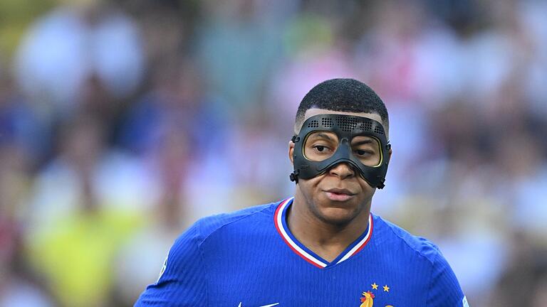 Kylian Mbappé - Superstar Kylian Mbappé kehrte im letzten Gruppenspiel der Franzosen in die Startelf zurück - mit Maske. Kylian Mbappé - Superstar Kylian Mbappé kehrte im letzten Gruppenspiel der Franzosen in die Startelf zurück - mit Maske.