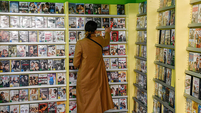 3500 Filme stehen den Kunden zum Verleih zur Verfügung. 3500 Filme stehen den Kunden zum Verleih zur Verfügung.