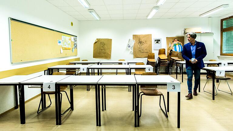 Für Klemens Alfen, Schulleiter des Alexander-von-Humboldt-Gymnasiums in Schweinfurt, und seine Kollegen bedeutet das Abitur zu Corona-Zeiten eine besondere Herausforderung. Die Prüfungen werden deshalb in zwölf separaten Räumen stattfinden. Für Klemens Alfen, Schulleiter des Alexander-von-Humboldt-Gymnasiums in Schweinfurt, und seine Kollegen bedeutet das Abitur zu Corona-Zeiten eine besondere Herausforderung. Die Prüfungen werden deshalb in zwölf separaten Räumen stattfinden.