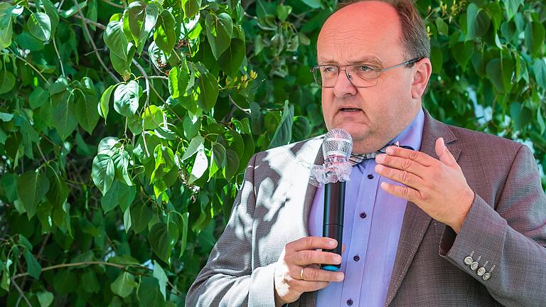 Alexander Schraml aus Würzburg ist seit Herbst 2020 Vorsitzender des Bundesverbands der kommunalen Senioren- und Behinderteneinrichtungen. Alexander Schraml aus Würzburg ist seit Herbst 2020 Vorsitzender des Bundesverbands der kommunalen Senioren- und Behinderteneinrichtungen.
