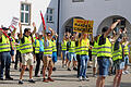 Den Streik aus der Peripherie in die Stadt holen, war Ziel der Aktion am Donnerstag in Schweinfurt. Dort sind Beschäftigte des Edeka-Zentrallagers Gochsheim durch die Stadt gezogen - und haben dabei spontan bei der Aktion einer Aerobic-Gruppe mitgetanzt . Der Streik soll laut Verdi noch bis Sonntagnachmittag andauern.