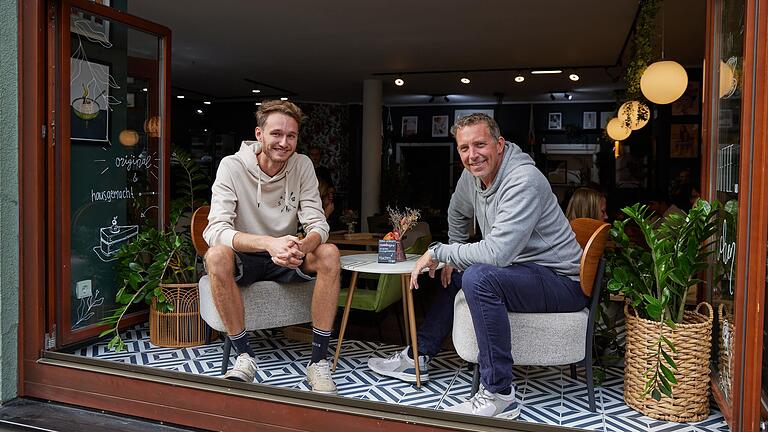 Matze Weikert (links) und Armin Lediger sind die beiden Betreiber des neuen Cafés Marlene in der Sanderstraße.&nbsp;