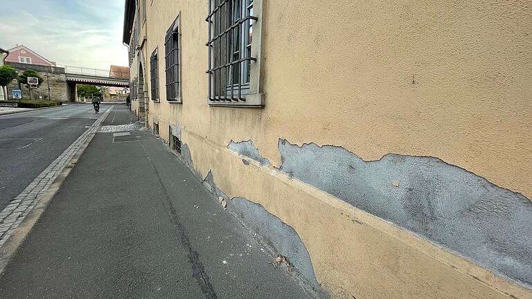 Das Gebäude in dem die Kitzinger Polizei untergebracht ist, muss dringend saniert werden. Auch außen bröckelt der Putz, und es sind Feuchtigkeitsschäden zu sehen. Das Gebäude in dem die Kitzinger Polizei untergebracht ist, muss dringend saniert werden. Auch außen bröckelt der Putz, und es sind Feuchtigkeitsschäden zu sehen.