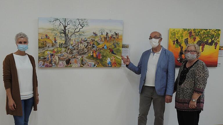 Starke Farben prägen viele Bilder in der Ausstellung 'Klein trifft Groß', die Werke von Kursteilehmern der Malschule Bad Kissingen versammelt. Im Bild die Kulturreferentin des Marktes Stadtlauringen, Franziska Toleikis-Busching (von links), und der Leiter der Malschule, Richard Wolf mit Ehefrau Doris. Starke Farben prägen viele Bilder in der Ausstellung 'Klein trifft Groß', die Werke von Kursteilehmern der Malschule Bad Kissingen versammelt. Im Bild die Kulturreferentin des Marktes Stadtlauringen, Franziska Toleikis-Busching (von links), und der Leiter der Malschule, Richard Wolf mit Ehefrau Doris.