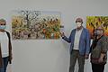 Starke Farben prägen viele Bilder in der Ausstellung 'Klein trifft Groß', die Werke von Kursteilehmern der Malschule Bad Kissingen versammelt. Im Bild die Kulturreferentin des Marktes Stadtlauringen, Franziska Toleikis-Busching (von links), und der Leiter der Malschule, Richard Wolf mit Ehefrau Doris.
