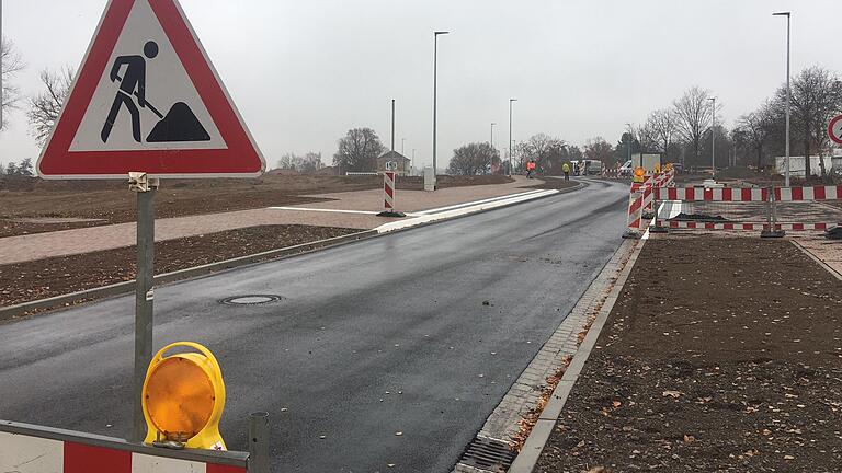Die neue Straße im Stadtteil zur Erschließung von der B 303 kommend ist fast fertig. Auf dem freien Grundstück links stand früher die Elementary- und Middle-School der Amerikaner. Sie ist abgerissen, der Neubau der Körnerschule verzögert sich aber um Jahre. Die neue Straße im Stadtteil zur Erschließung von der B 303 kommend ist fast fertig. Auf dem freien Grundstück links stand früher die Elementary- und Middle-School der Amerikaner. Sie ist abgerissen, der Neubau der Körnerschule verzögert sich aber um Jahre.