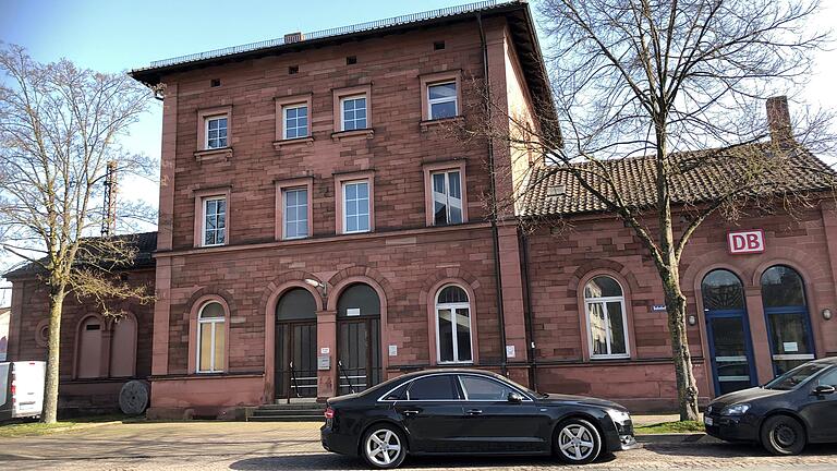 Das leerstehende Bahnhofsgebäude in Karlstadt: Bisher wollte es die Bahn offenbar nicht an die Stadt verkaufen. Das leerstehende Bahnhofsgebäude in Karlstadt: Bisher wollte es die Bahn offenbar nicht an die Stadt verkaufen.