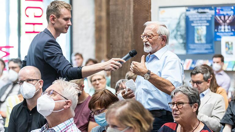 Bei der Podiumsdiskussion im Würzburger Kulturspeicher kommt auch das Publikum zur Wort (links Moderator Florian Schwegler). Bei der Podiumsdiskussion im Würzburger Kulturspeicher kommt auch das Publikum zur Wort (links Moderator Florian Schwegler). 
