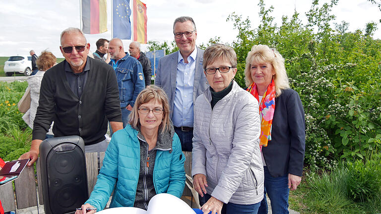 Eintrag ins Goldene Buch in Gadheim, das die Gemeinde Veitshöchheim vom Bayerischen Ministerpräsidenten Markus Söder geschenkt bekam. Von links: (vorne) Bürgermeisterin Anikö Fülöp und die Partnerschaftsvorsitzende Angela Csik aus Úrkút, hinten Partnerschaftsvorsitzender Gerhard Habel, Bürgermeister Jürgen Götz aus Veitshöchheim und Bürgermeisterin Martina Rottmann aus Oberpleichfeld. Eintrag ins Goldene Buch in Gadheim, das die Gemeinde Veitshöchheim vom Bayerischen Ministerpräsidenten Markus Söder geschenkt bekam. Von links: (vorne) Bürgermeisterin Anikö Fülöp und die Partnerschaftsvorsitzende Angela Csik aus Úrkút, hinten Partnerschaftsvorsitzender Gerhard Habel, Bürgermeister Jürgen Götz aus Veitshöchheim und Bürgermeisterin Martina Rottmann aus Oberpleichfeld.
