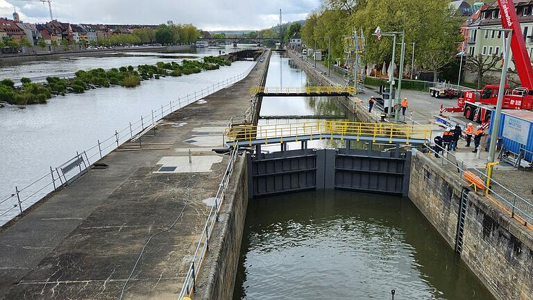 Das neue Schleusentor auf Höhe der Alten Mainbrücke ist eingebaut. Am Donnerstag wurde die Schleuse Würzburg nach den Bauarbeiten wieder geflutet. Das neue Schleusentor auf Höhe der Alten Mainbrücke ist eingebaut. Am Donnerstag wurde die Schleuse Würzburg nach den Bauarbeiten wieder geflutet.