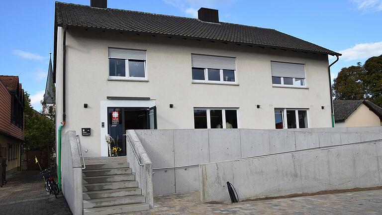 Die Sozialstation St. Sebastian ist von Karlstadt in ihren neuen Standort im ehemaligen Pfarrhaus von Karlburg umgezogen. Die Sozialstation St. Sebastian ist von Karlstadt in ihren neuen Standort im ehemaligen Pfarrhaus von Karlburg umgezogen.