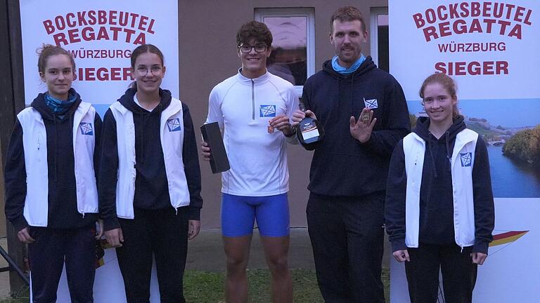 Kitzinger Ruderjugend (Marie Feldrapp, Johanna Fexer, Johanna Bilz v.l.) mit Gold-Medaillengewinnern Valentin Andonov und Daniel Nagl bei der 88. Würzburger Langstreckenregatta. Kitzinger Ruderjugend (Marie Feldrapp, Johanna Fexer, Johanna Bilz v.l.) mit Gold-Medaillengewinnern Valentin Andonov und Daniel Nagl bei der 88. Würzburger Langstreckenregatta.