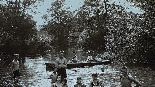 Wer sind wohl die sympathischen Nixen und Wassermänner, die hier - Ende der 1920-er Jahre - ein erfrischendes Bad in der Brend nehmen? Wer Badende kennt, kann sich bei der MAIN-POST melden. Wer sind wohl die sympathischen Nixen und Wassermänner, die hier - Ende der 1920-er Jahre - ein erfrischendes Bad in der Brend nehmen? Wer Badende kennt, kann sich bei der MAIN-POST melden.