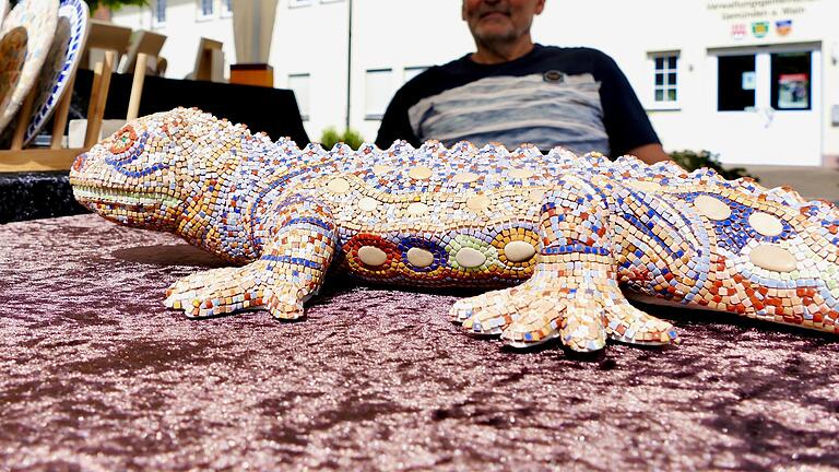 Die Mosaik-Echse von Esther Jütten-Freund aus Hösbach wurde von vielen Besuchern des Marktes bestaunt. Die Mosaik-Echse von Esther Jütten-Freund aus Hösbach wurde von vielen Besuchern des Marktes bestaunt.