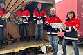 Die Malteser Estenfeld rund um Klaus Will (Zweiter von rechts) und Christiane Witkovsky (stellvertretende Ortsbeauftragte, rechts) transportieren die weihnachtlichen Grüße Richtung Ukraine.