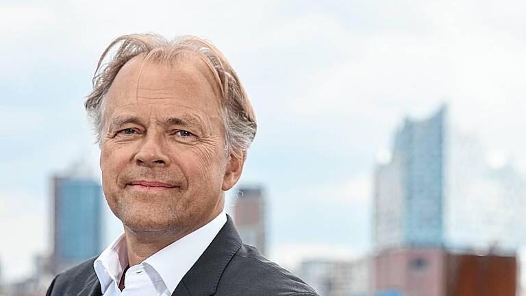 Z       -  Neue Wirkungsstätte: Dirigent Thomas Hengelbrock vor der Hamburger Elbphilharmonie
