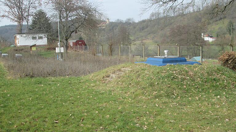 Der alte Brunnen und das Maschinenhaus am 'Wässerungsweg' könnten bei entsprechendem Umbau das Problem der Sportplatz-Bewässerung lösen. Foto: Winfried Ehling - Der alte Brunnen und das Maschinenhaus am 'Wässerungsweg' könnten bei entsprechendem Umbau das Problem der Sportplatz-Bewässerung lösen. Foto: Winfried Ehling Der alte Brunnen und das Maschinenhaus am 'Wässerungsweg' könnten bei entsprechendem Umbau das Problem der Sportplatz-Bewässerung lösen. Foto: Winfried Ehling - Der alte Brunnen und das Maschinenhaus am 'Wässerungsweg' könnten bei entsprechendem Umbau das Problem der Sportplatz-Bewässerung lösen. Foto: Winfried Ehling