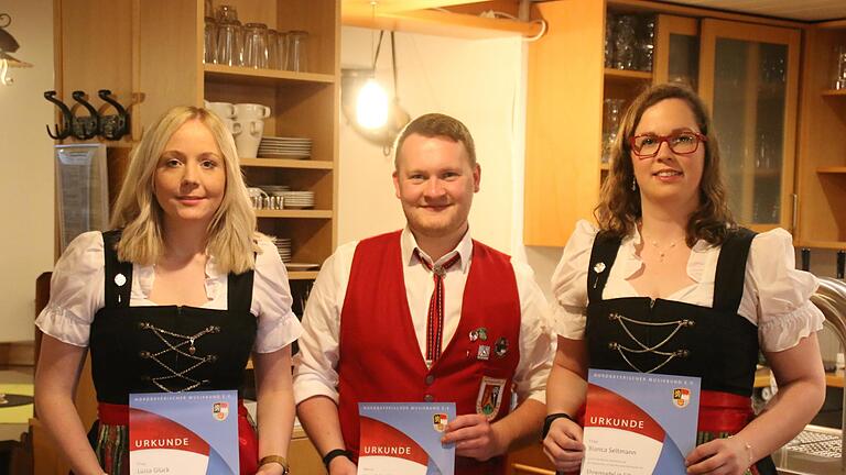 Für 20 Jahre aktives Musizieren ausgezeichnet wurden (von links): Luisa Glück, Hendrik Hähnlein und Bianca Seltmann. - Für 20 Jahre aktives Musizieren ausgezeichnet wurden (von links): Luisa Glück, Hendrik Hähnlein und Bianca Seltmann. Für 20 Jahre aktives Musizieren ausgezeichnet wurden (von links): Luisa Glück, Hendrik Hähnlein und Bianca Seltmann. - Für 20 Jahre aktives Musizieren ausgezeichnet wurden (von links): Luisa Glück, Hendrik Hähnlein und Bianca Seltmann.
