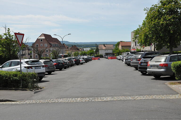 Ein Donnerstagvormittag Anfang Juni: Der Parkplatz vor dem MVZ Haßfurt ist voll. Ein Donnerstagvormittag Anfang Juni: Der Parkplatz vor dem MVZ Haßfurt ist voll.