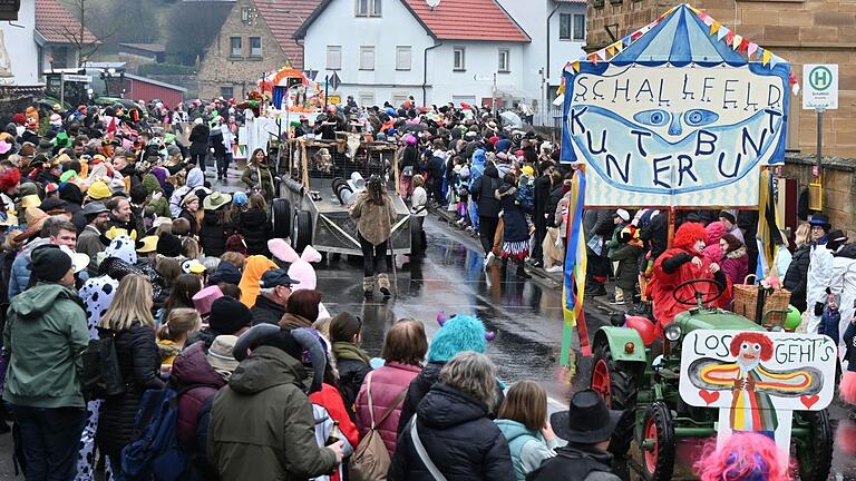 Gut besucht ist auch immer der Schallfelder Faschingsumzug, der traditionell am Faschingssonntag stattfindet.