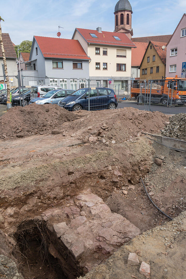 Aktuell laufen die Befundundersuchungen im Rahmen der Machbarkeitsstudie zur Gestaltung der Stadtmitte. In der Mitte des Parkplatzes soll der Gewölbekeller des ehemaligen Moschehofes erkundet werden. Im Vordergrund wurde ein Stück der Stadtmauer freigelegt.