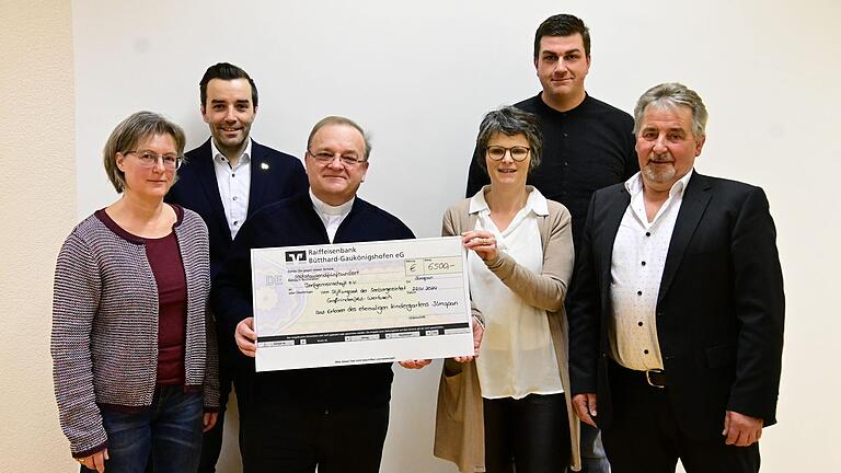 Einen Scheck über 6500 Euro konnte der Dorfverein Ilmspan von der katholischen Kirchengemeinde entgegennehmen. Von links: Pfarrgemeinderatsvorsitzende Christine Banzer, Bürgermeister Johannes Leibold, Pfarrer Dr. Damian Samulski, Alexandra Hetzer, Andreas Derr (beide Dorfverein) und Ortsvorsteher Hubert Kraus.