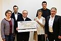 Einen Scheck über 6500 Euro konnte der Dorfverein Ilmspan von der katholischen Kirchengemeinde entgegennehmen. Von links: Pfarrgemeinderatsvorsitzende Christine Banzer, Bürgermeister Johannes Leibold, Pfarrer Dr. Damian Samulski, Alexandra Hetzer, Andreas Derr (beide Dorfverein) und Ortsvorsteher Hubert Kraus.