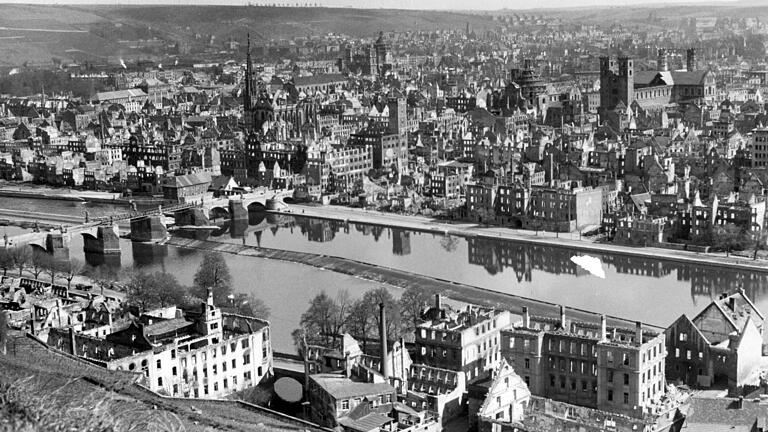 Ein Meer von Ruinen: die am 16. März 1945 zerstörte Stadt, vom Festungsberg aufgenommen.