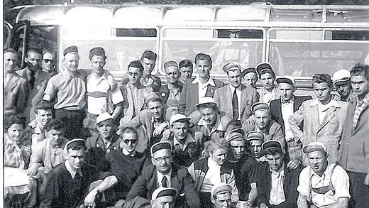 Gefreut wie die Weltmeister hat sich die Marktheidenfelder Gruppe, die 1954 mit dem Bus zur Fußball-WM in die Schweiz fahren durfte. Gefreut wie die Weltmeister hat sich die Marktheidenfelder Gruppe, die 1954 mit dem Bus zur Fußball-WM in die Schweiz fahren durfte.
