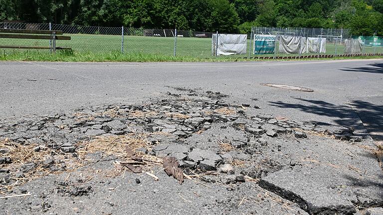 Am Reichenberger Sportplatz wurde durch die Wassermassen ein Kanalschacht nach oben gedrückt und hat die Straße zerstört.