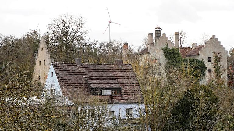 Der Blick von der Wipfelder Straße auf das Alte Brauhaus und die Zehntscheune.