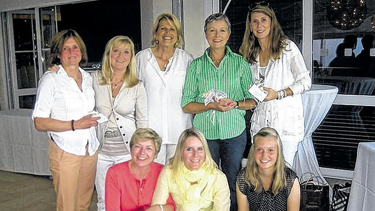 Diana Schraud gewinnt Golfturnierserie       -  (faf)   Mit dem dritten Turnier der vom Würzburger Hofjuwelier Guttenhöfer ausgelobten Golfturnierserie um die &bdquo;Wellendorff Trophy&ldquo; wurde auch die Gesamtsiegerin gekürt: Diana Schraud wurde bei der abschließenden Veranstaltung, die Marion Liebscher für sich entschied, Netto-A-Zweite und siegte so in der abschließenden Bruttowertung. Der Netto-Gesamtsieg ging an Katrin Wagner. Unser Bild von der Siegerehrung zeigt: (hinten von links) Katrin Wagner (Netto-Gesamtsiegerin), Gaby Ströhlein (Ladies-Captain), Inge Breitenberger (Inhaberin Juwelier Guttenhöfer), Marion Liebscher (Bruttosiegerin), Diana Schraud (Bruttogesamtsiegerin) sowie (vorne von links) Andrea Falckenberg (Netto-B-Siegerin), Bianca May (Netto-A-Siegerin), Veronika de Bochdanovits (Netto-Jugendsiegerin).