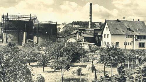 Gaswerk und Landidylle: Um 1950 bot die Energieversorgung in Karlstadt noch einen völlig anderen Anblick. Die Gaskessel – auch Gasometer genannt – mussten später ebenso weichen wie die Betriebsgebäude mit dem Schlot. Nur das „Beamtenhaus“ rechts steht noch. Gaswerk und Landidylle: Um 1950 bot die Energieversorgung in Karlstadt noch einen völlig anderen Anblick. Die Gaskessel – auch Gasometer genannt – mussten später ebenso weichen wie die Betriebsgebäude mit dem Schlot. Nur das „Beamtenhaus“ rechts steht noch.