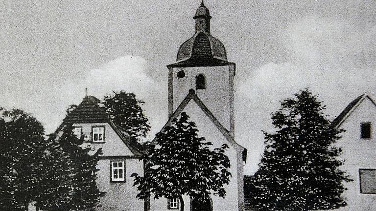 Die zu kleine alte Kirche, umgeben vom alten Spital und einem Gadenbau.