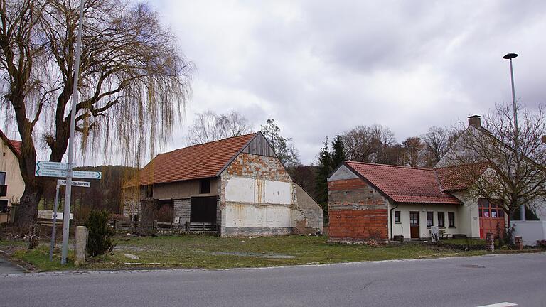 Neben dem Feuerwehrhaus soll in Theinheim ein Dorfplatz entstehen. Die Gemeinde hat hier das vormalige Anwesen gekauft und abgebrochen. Den Auftrag für den ersten Planungsentwurf vergab der Gemeinderat Rauhenebrach in seiner Sitzung am Dienstag.