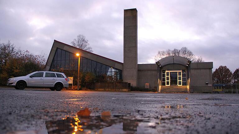 Aus für das Hofheimer Hallenbad. Nach einer Generalsanierung soll es im Herbst 2023 neu eröffnet werden.