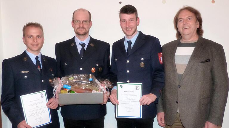 Bestätigt wurden die beiden neuen Kommandanten der Freiwilligen Feuerwehr Steinmark vom Gemeinderat Esselbach (von links): Tobias Haas ist Zweiter Kommandant, Sebastian Englert war Erster Kommandant und ist nun Vorsitzender, Tobias Kunkel ist nun Erster Kommandant (vorher Zweiter). Bürgermeister Richard Roos gratulierte.