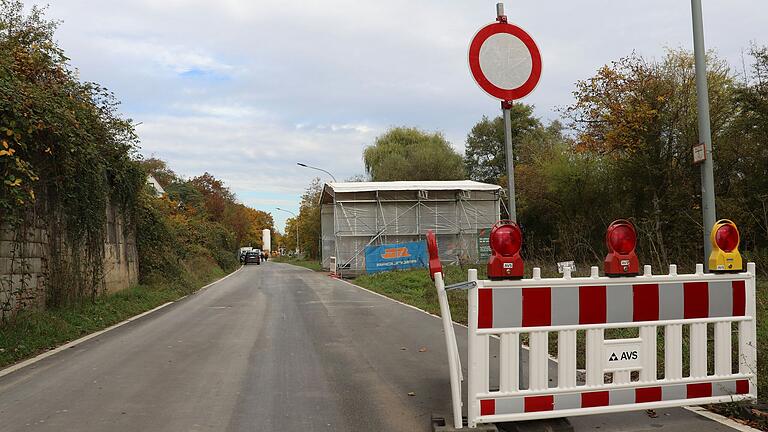 Seit Monaten ist die Staatsstraße zwischen Kitzingen und Mainstockheim gesperrt, weil dort Maschinen und Material der Bahn-Baustelle lagern.