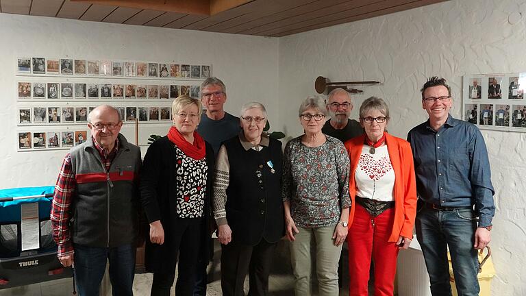Die Gau- und Bezirksmeister von links 1. Sportleiter Reinhard Beutel, Wiltrud Ender, 2. Sportleiter Dieter Müller, Lieselotte Mayer, Roswitha Schad, Gerhard Fritzmann, Marianne Neeb, 1. Schützenmeister Alexander Schäflein.