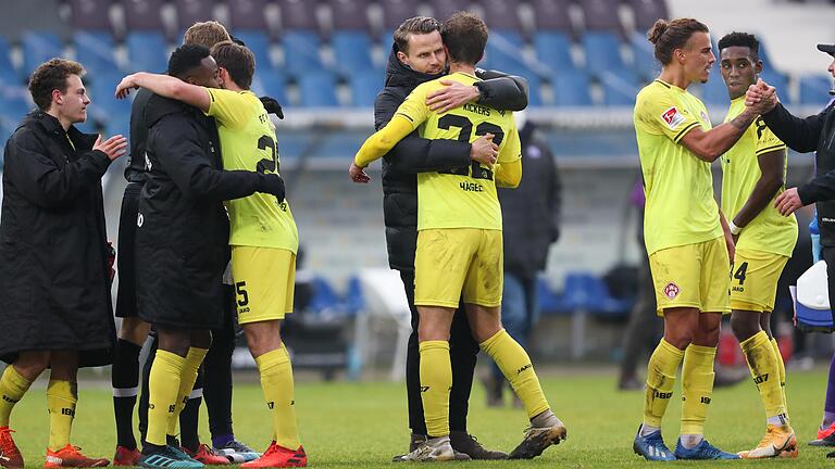 Spürbare Erleichterung: Die Kickers-Akteure&nbsp; bejubeln mit Sportvorstand Sebastian Schuppan den 3:2-Auswärtssieg in Osnabrück.